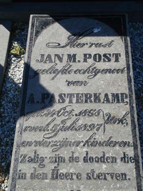 Klik voor foto in apart venster post_jan_maartensz_graf_op_urk.jpg